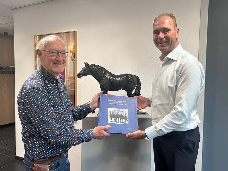 Jos Hoitink overhandigt boek Karla-stam aan Ralph van Venrooij