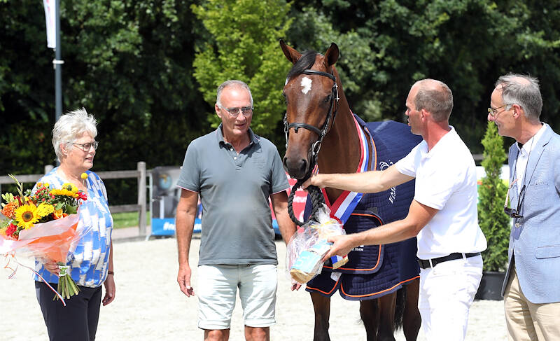 CK Tolbert: Sarissa (v.Landino VDL) pakt titel bij de springmerries