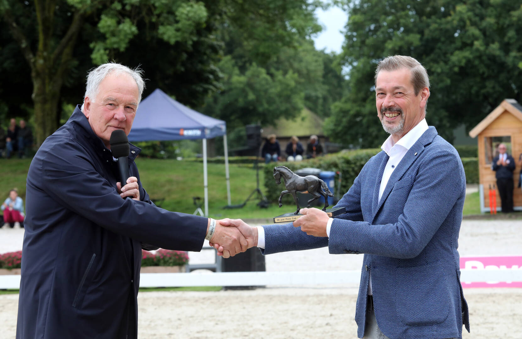 Pavo krijgt bronzen beeld overhandigd ter ere van 30 jaar Pavo Cup