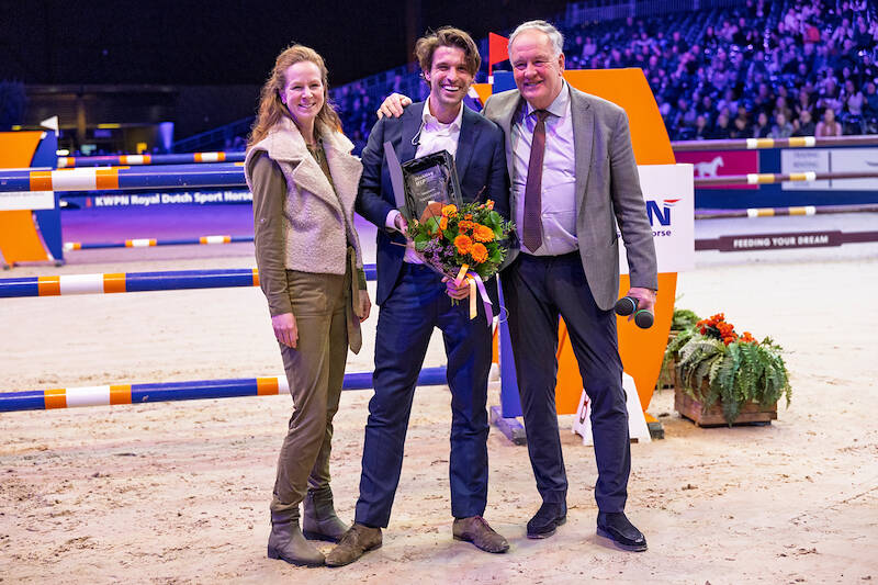 Equestrian publicity award presented to Chris de Heer